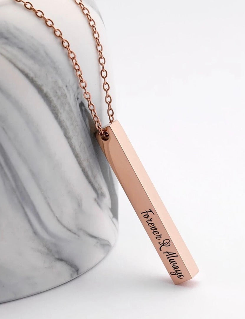 Engraved Vertical Bar Necklace – Custom Name Pendant | Collar grabado con nombre