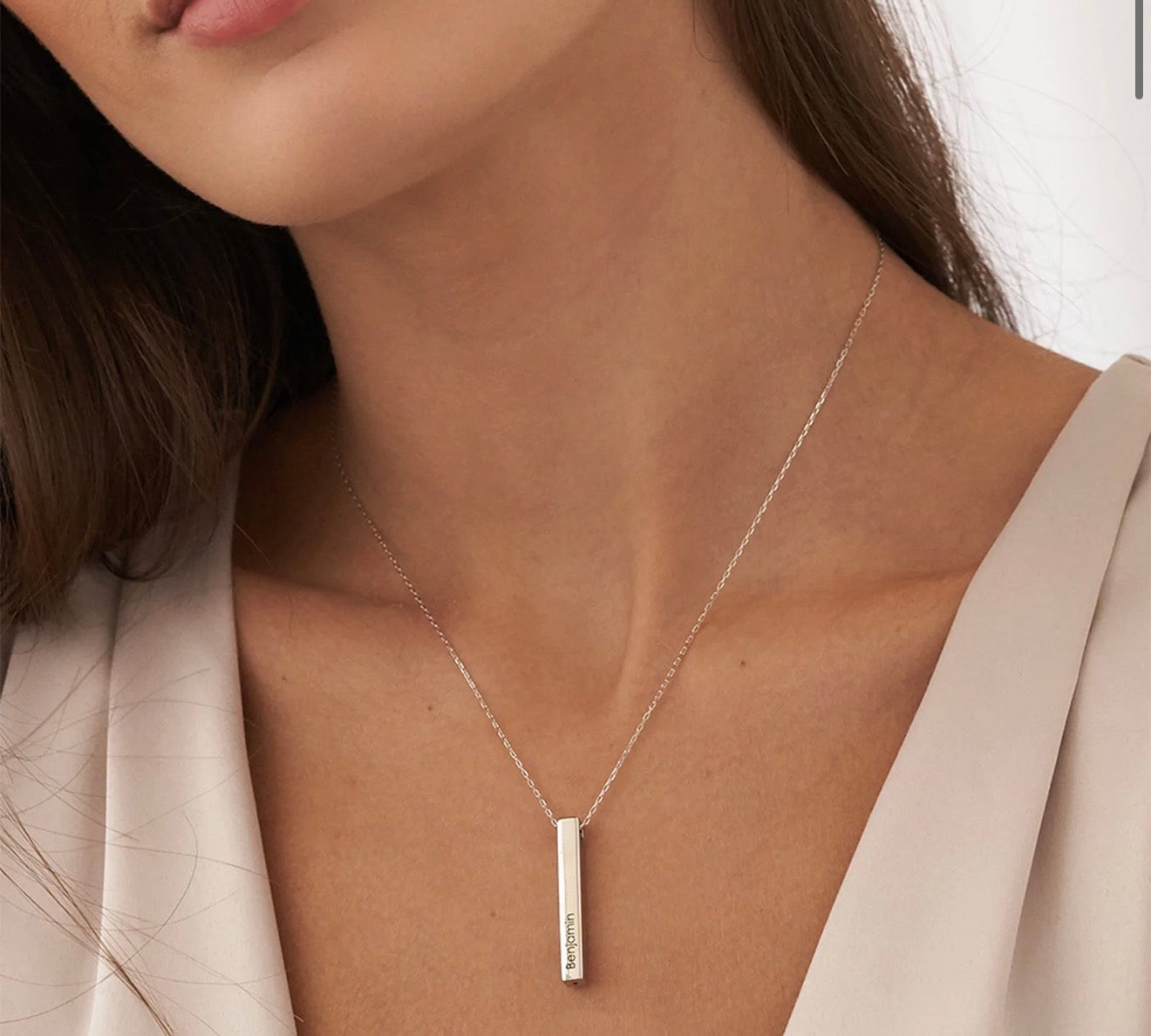 Engraved Vertical Bar Necklace – Custom Name Pendant | Collar grabado con nombre